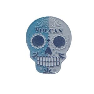 Skull lapel pin
